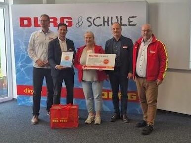 Gymnasium Remigianum erhält Förderpreis „DLRG und Schule 2024“