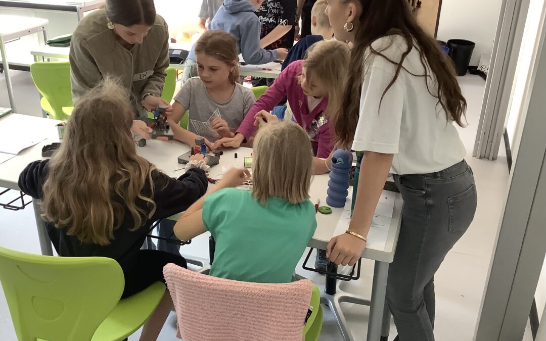 Grundschulkinder zu Besuch: Gemeinsam Strom erforschen